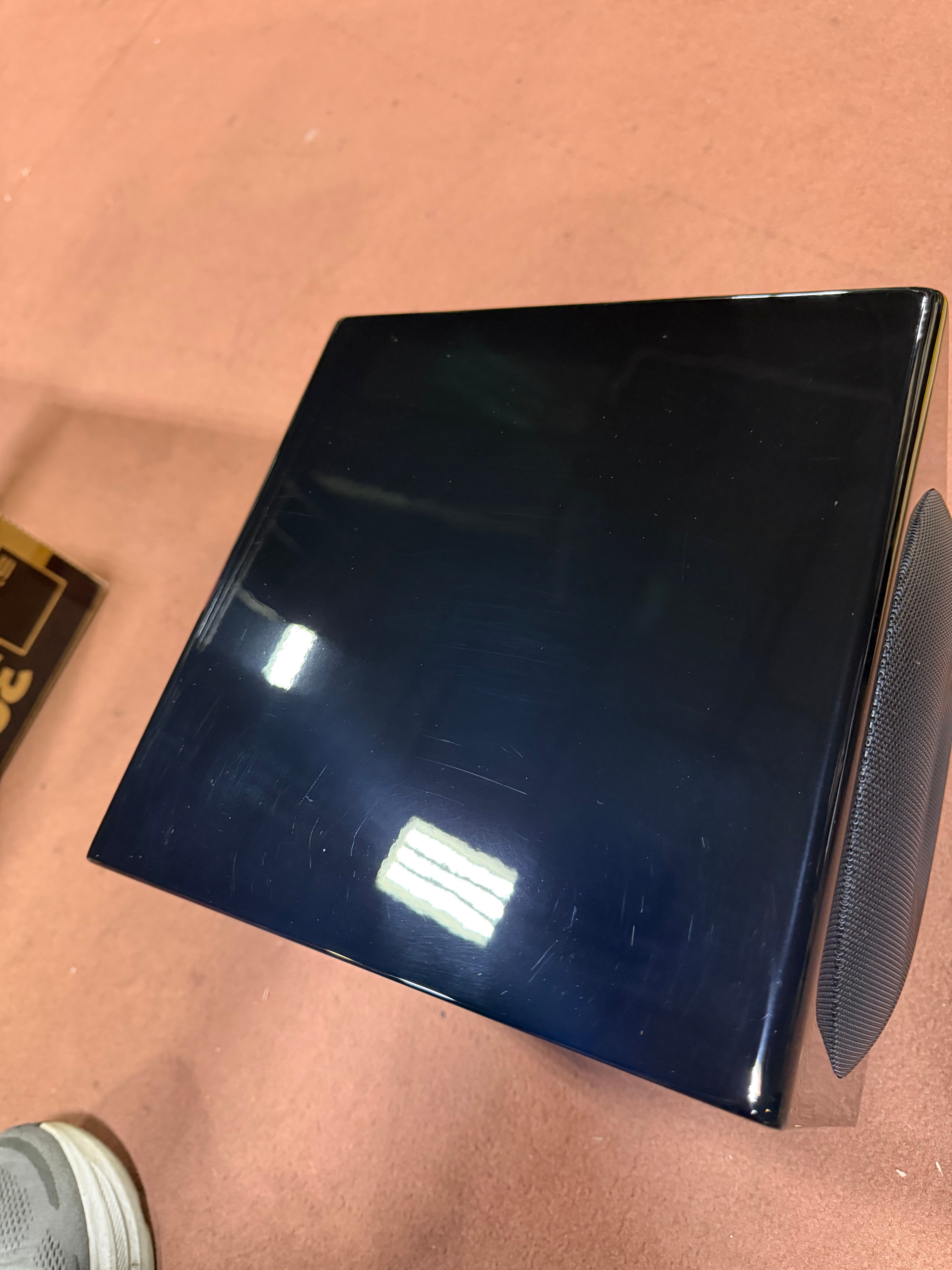 SVS 3000 Micro aktivní subwoofer černý lesk outlet